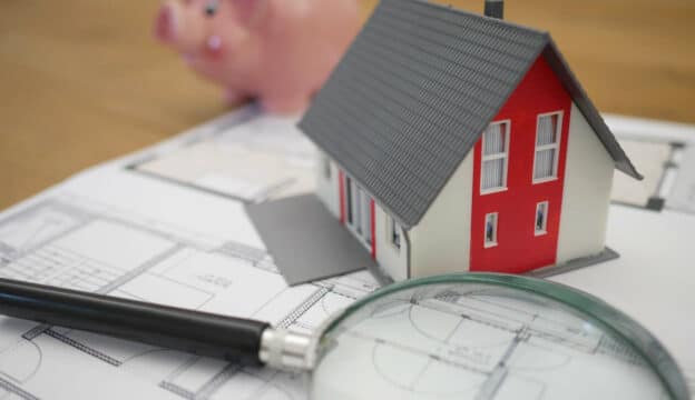 Maison miniature sur un plan